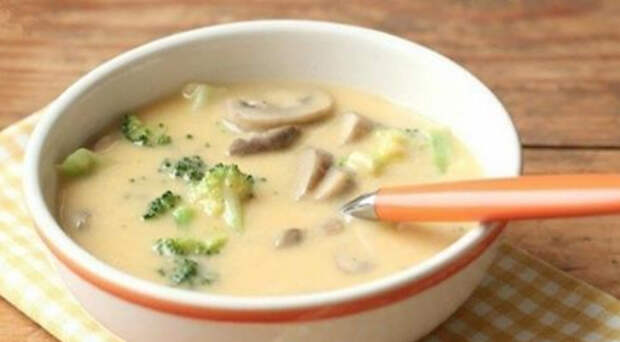 Сырный суп с брокколи и шампиньонами — нежный и сливочный.