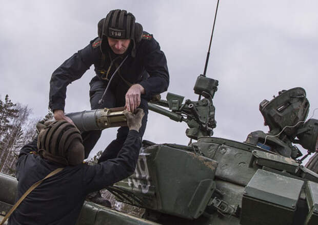 Военные на Уралах едят на учения.