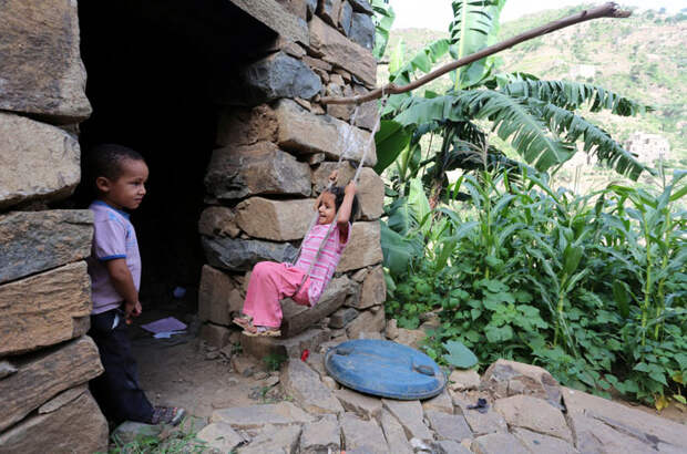Девочка катается на качелях у своего дома.  Фото: Abduljabbar Zeyad.