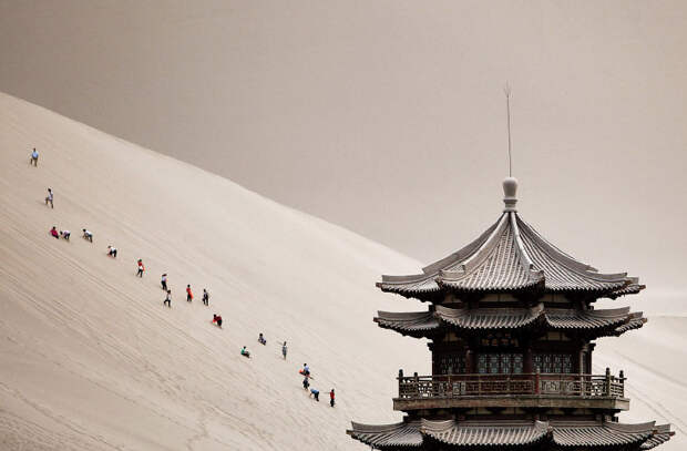 Поющие песчаные дюны и туристы в провинции Ганьсу