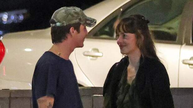 Попались! Звезду «50 оттенков серого» подловили целующейся с новым бойфрендом