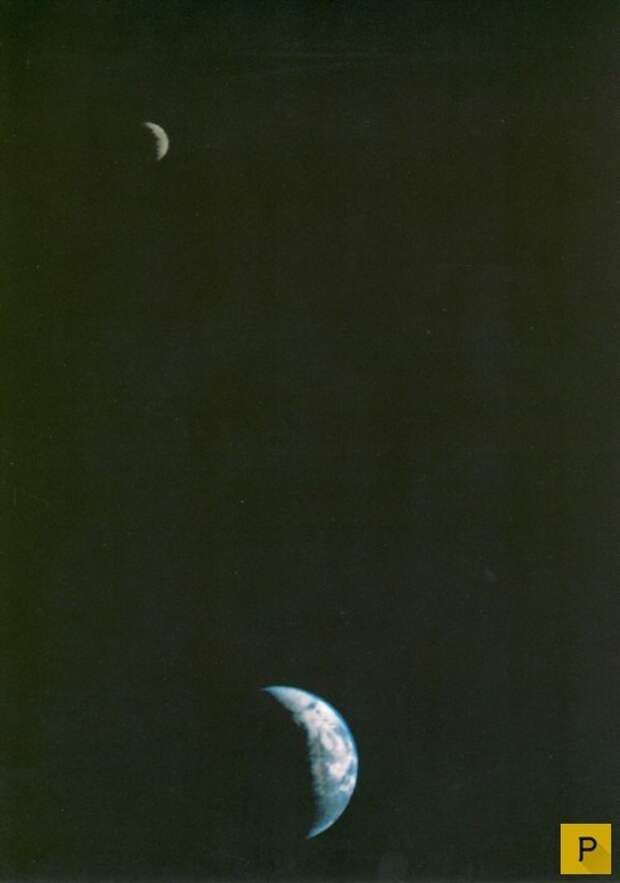 Первая в истории фотография Луны и Земли в одном кадре, которую в 1979 сделал Voyager 1 с расстояния 11,66 млн км. история, картинки, фото