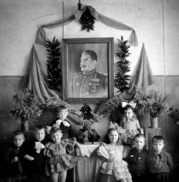 Как и портрет Сталина. Красный уголок в детском саду, г.Тавда, 1948 г. СССР, детский сад, детство, настоящее, прошлое