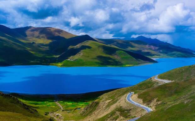 Озеро Ямджо-Юмцо Тибет, Китай   На фото Ямджо-Юмцо выглядит слишком фантастично, для того чтобы быть реально существующим местом. Озеро является священным, на одном из островов находится знаменитый монастырь Самдинь. Цвет этого высокогорного, окруженного горами водоема постоянно меняется и никогда не повторяется, как считают монахи.