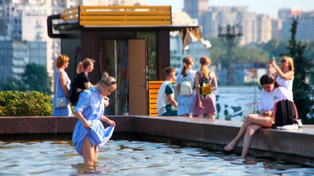 Жара наступает: "оранжевый" уровень погодной опасности объявили в Москве