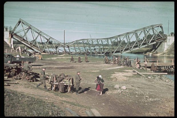 Поврежденный мост возле Сохачёва. Польша, 1939 год.