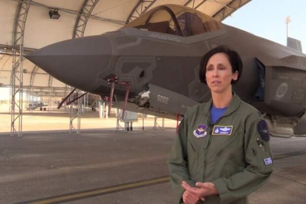 Первая в мире женщина-пилот истребителя F-35 разбила самолёт в первом же полёте