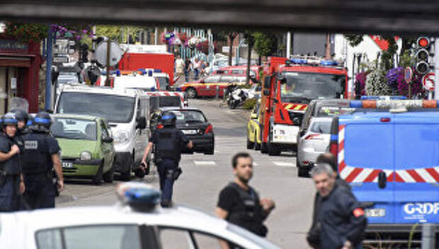 Сотрудники полиции и пожарные на месте захвата заложников в Сент-Этьен-дю-Рувр, Франция. 26 июля 2016
