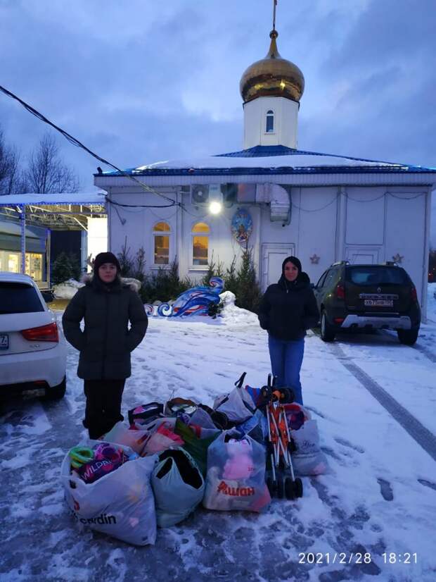 Добровольцы из Куркина одели многодетную семью из Луганска