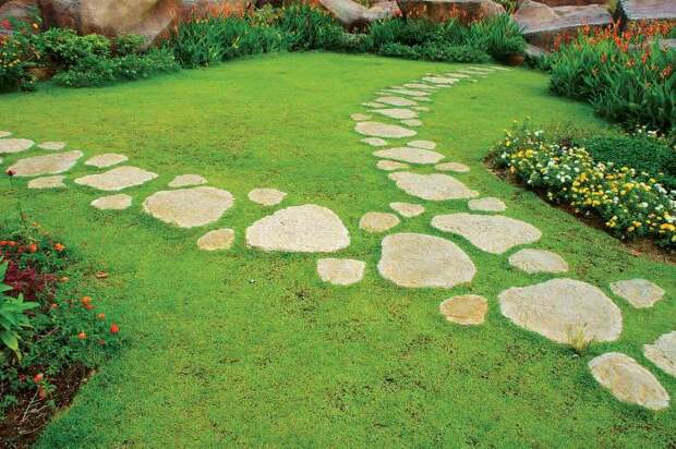 Создание садовой дорожки при помощи камней разной формы в ландшафтном дизайне.