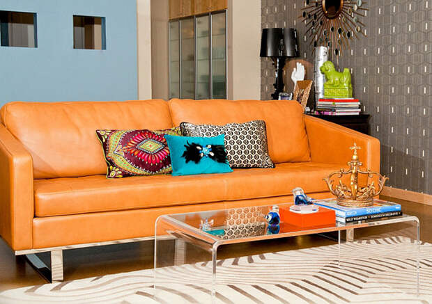 оранжевый диван в интерьере гостиной
