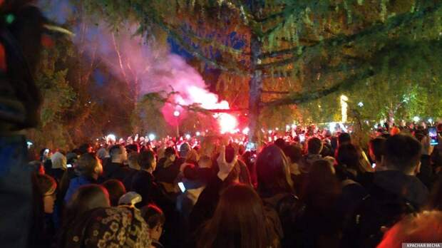 Протест на Октябрьской площади в Екатеринбурге, 15 мая 2019. В толпе зажигают фаеры