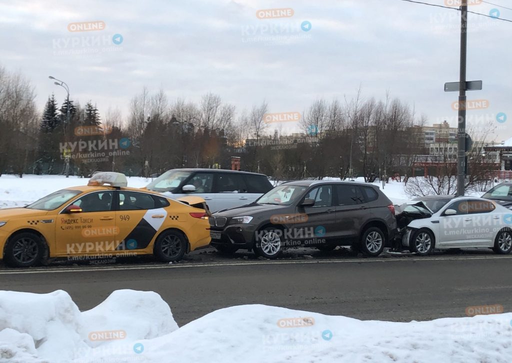 На Соколово-Мещерской произошло тройное ДТП