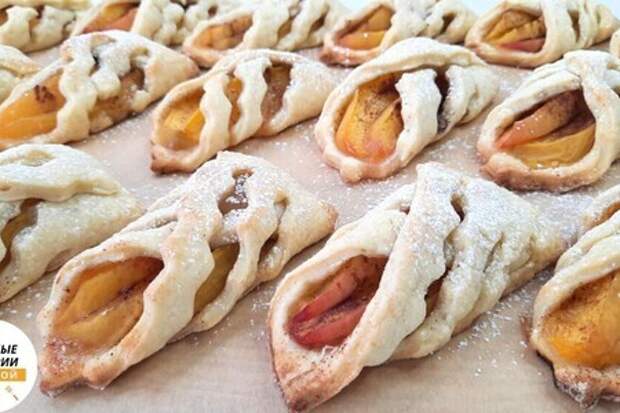 Фото к рецепту: Печенье на сметане с персиками