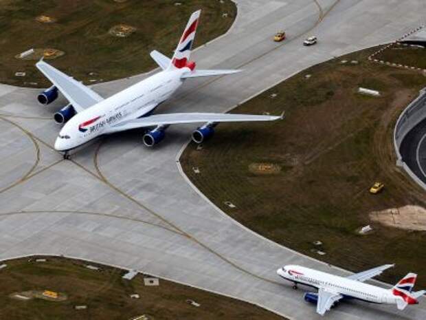 Airbus A380-841 и Airbus A320-232 авиакомпании British Airways в аэропорту Лондон Хитроу