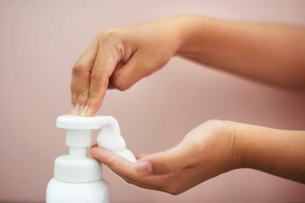 hand-pumping-foam-soap-from-bottle Излишняя чистоплотность приводит к аллергиям: мнение ученых