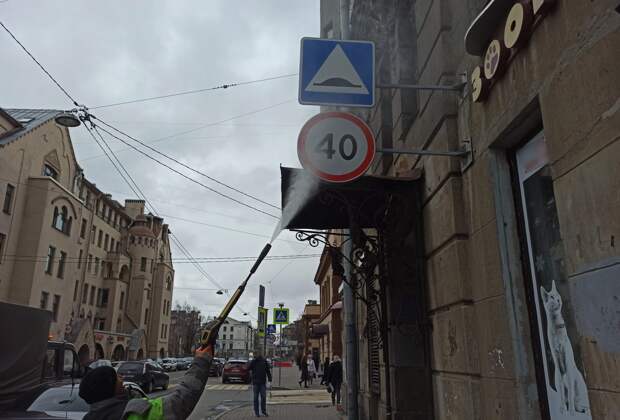 Комитет по транспорту Петербурга: в городе начали очищать дорожные знаки