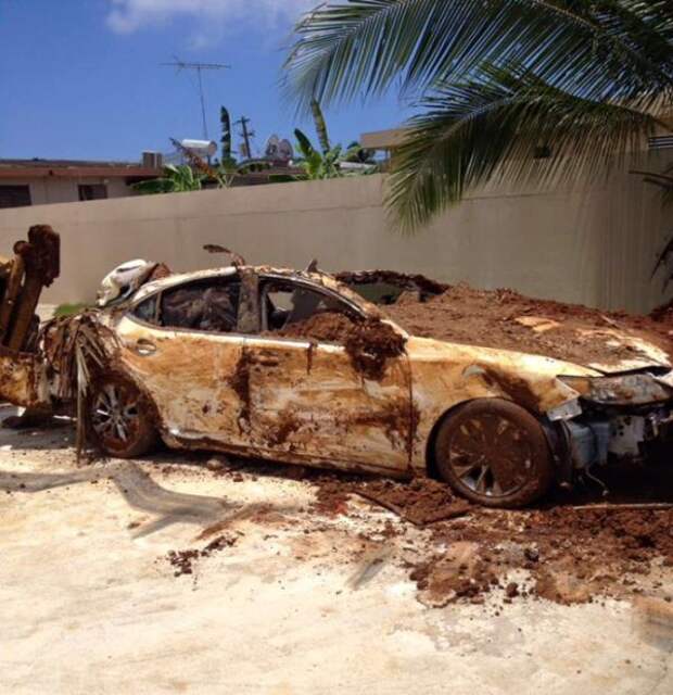 В Пуэрто-Рико пенсионер закопал Lexus, чтобы получить страховку (4 фото)
