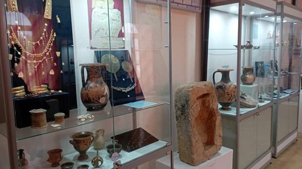 Экспонаты из древних курганов представлены на выставке в Феодосии