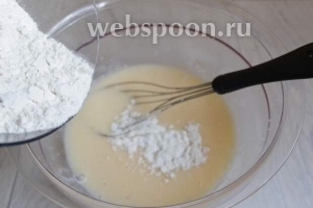 Добавляем яйцо, масло и муку.