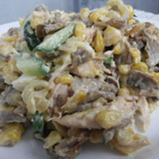 Салат из жареных шампиньонов и курицы