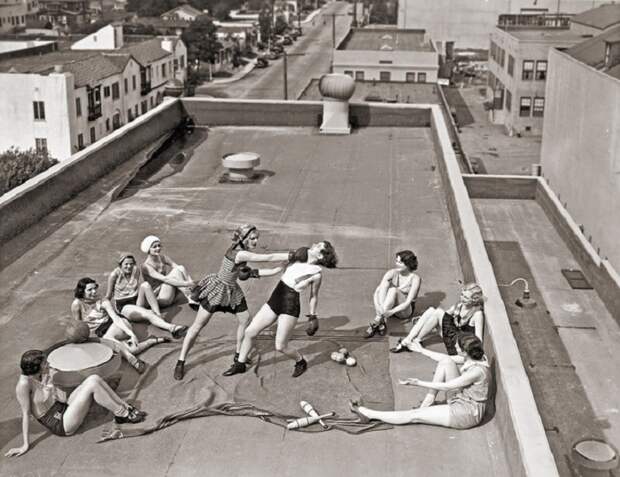 Женский бокс на крыше в 1938 году.