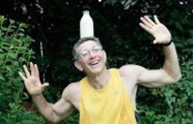 История и археология: Зачем жонглировал с акулами, бегал вприпрыжку с тигром и бутылкой молока на голове: 600 нелепых побед в Книге рекордов Гиннесса Ашрита Фурмана