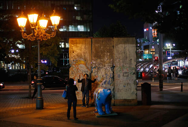 Осколки Берлинской стены в разных странах мира