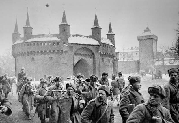 Первые советские пехотинцы на улицах Кракова, 1945 год Марк Редькин/ТАСС