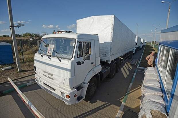 Страшный путь гуманитарного конвоя: грузовики прорвались в Луганск под грохот взрывов