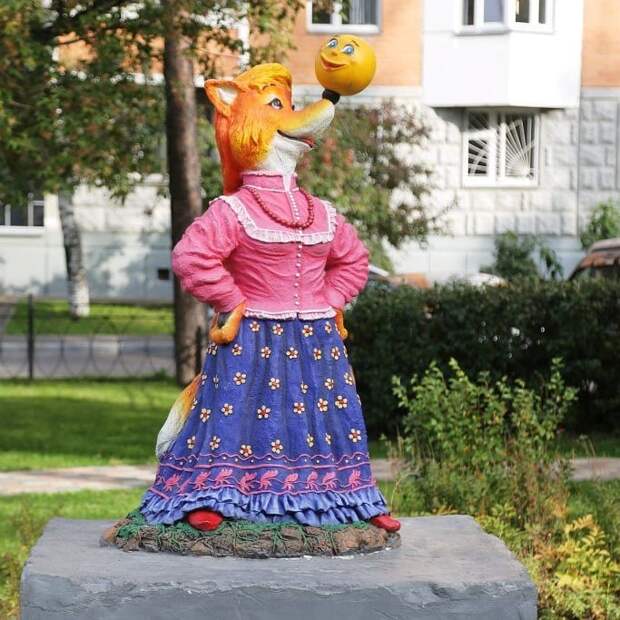 Фото дня: лиса из сказки на 1-й Вольской улице