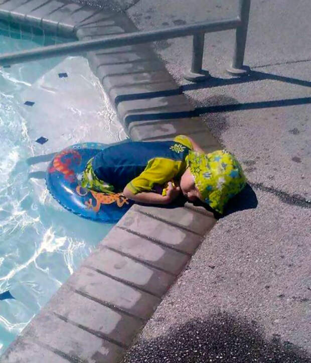 Не выходя из бассейна.