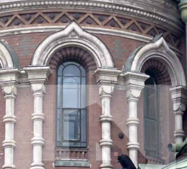 РЕН ТВ: подросток взобрался на крышу храма в центре Петербурга и был задержан