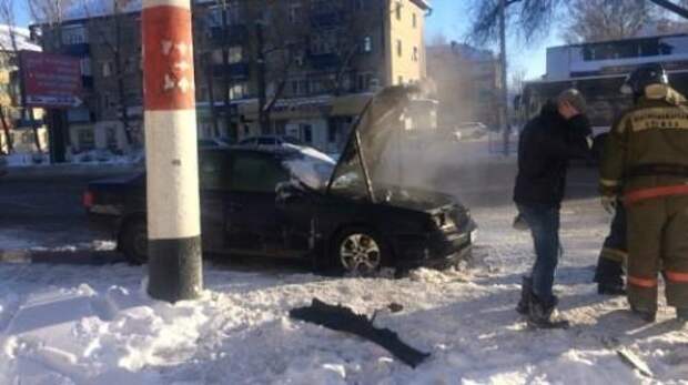 В центре Уральска сгорел автомобиль (ВИДЕО)