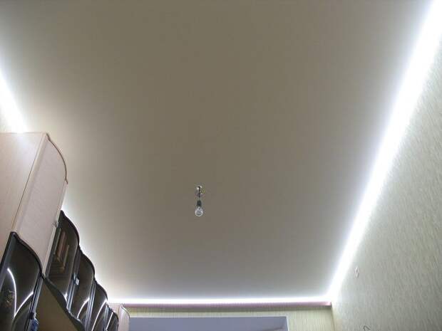 Светодиодная лента в качестве освещения комнаты руки из плечь, освещение