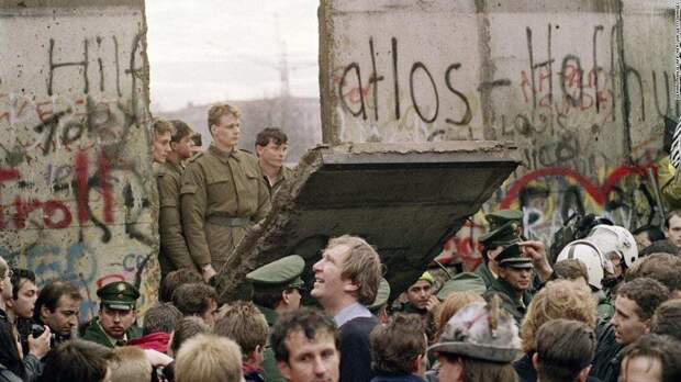 Падение Берлинской стены, 11 ноября 1989 г. , через CNN.