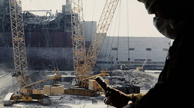 Погружение во мрак Готовились в тишине. Почти сразу после погружения начались проблемы: в бассейне было темно, а фонарь Баранова постоянно гас, да и свет его был очень тускл. Закончить смертельно опасную работу в кратчайшие сроки не выходило, дайверы просто не могли найти нужные клапаны.