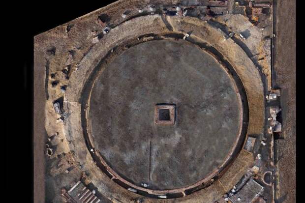 Археологи нашли в Египте древний ритуальный бассейн