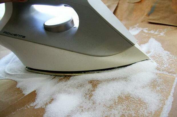 Качественно очистить подошву утюга можно солью / Фото: piccho.ru