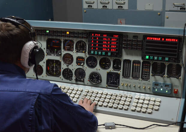 С экипажами самолетов Ту-160 прошли занятия по отработке аварийных ситуаций на тренажерном комплексе