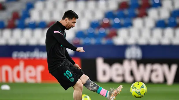 СМИ: «Барселона» готова пожертвовать Месси ради покупки Холанда