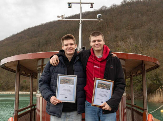 Смельчаки прыгнули в ледяную воду озера Абрау: не дали судну разбиться о берег