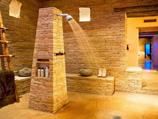 Оригинальное декорирование стен в ванной с помощью мелкой плитки, что понравится.