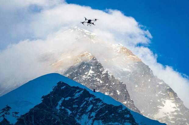 Беспилотник впервые доставил груз на Эверест. Силами китайской компании DJI