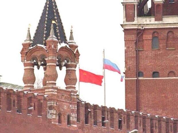 Над кремлём спускают флаг Советского союза и поднимают флаг России. 25 декабря 1991 года