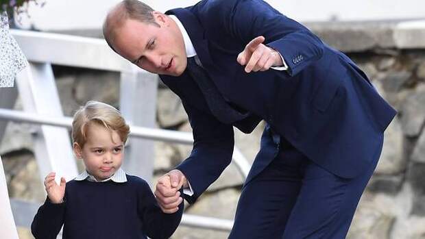 Принц Уильям лично отвозит сына в школу