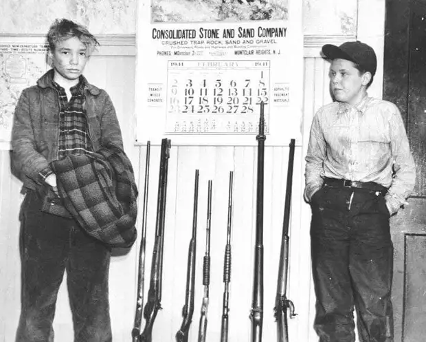 25 февраля 1941 года эти двое подростков, 14 и 12 лет за три дня угнали четырнадцать автомобилей, похитили пять винтовок и два охотничьих ружья, около шестиста единиц боеприпасов