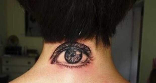 Татуировка глаз сзади - на шее у девушки