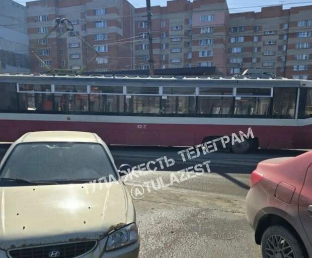 Трамвай сошел с рельсов на улице Максима Горького в Туле
