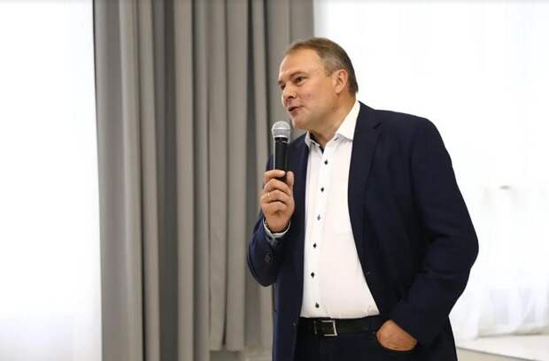 Автор Петр Толстой призвал отменить ЕГЭ в России фото: Александр Чикин